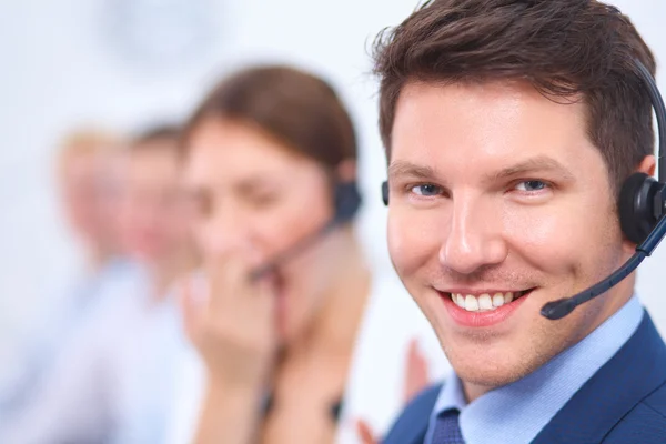 Aantrekkelijk Lachend positieve jonge ondernemers en collega 's in een callcenter — Stockfoto