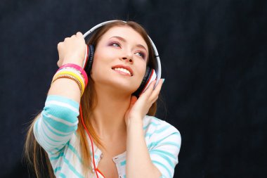 Müzik dinleyen genç bir kadın.