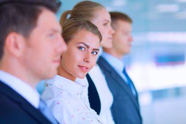 Başarılı iş takım ayakta Office gülümseyen