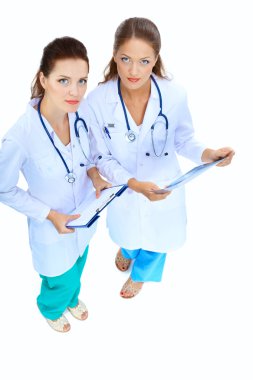 Röntgen filmini izleyen iki kadın hemşire, hastanede duruyor.