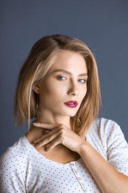 Güzel genç kadın portresi. Beyaz arka plan üzerinde izole