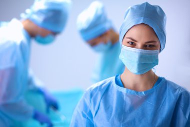 Ekip cerrahı ameliyathanede..