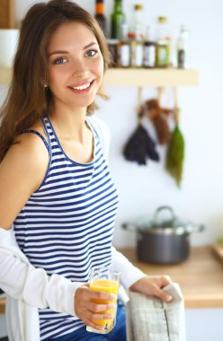 Mutfakta oturan güzel bir kadının portresi.