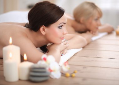 rahatlatıcı ve spa merkezinde zevk iki genç güzel kadın