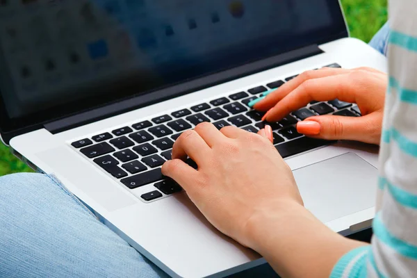 Iş kadını ellerini meşgul ofis Masası dizüstü bilgisayar kullanarak — Stok fotoğraf