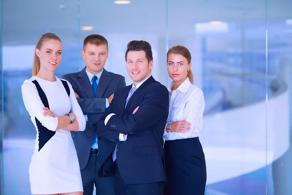 Sonriente equipo de negocios exitoso de pie en la oficina —  Fotos de Stock