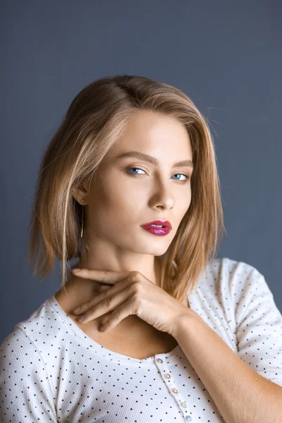 Portret van mooie jonge vrouw. Geïsoleerd op witte achtergrond — Stockfoto