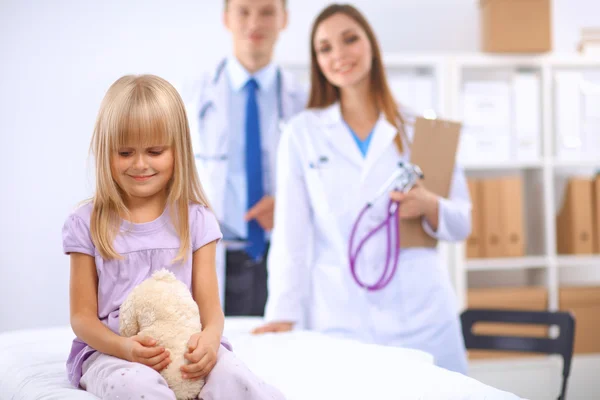 Médico femenino examinando a un niño con estetoscopio en cirugía — Foto de Stock