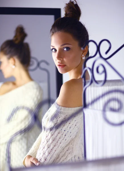 Retrato de una linda mujer en suéter en casa — Foto de Stock