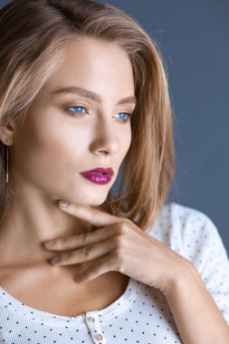 Güzel genç kadın portresi. Beyaz arka plan üzerinde izole
