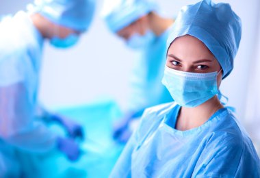 Ekip cerrahı ameliyathanede..