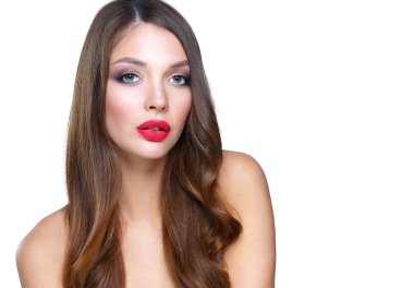 Güzel genç kadın portresi. Beyaz arka plan üzerinde izole