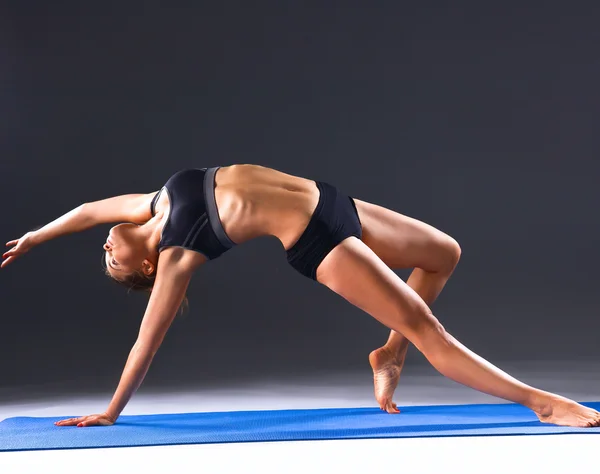 Portrét sportovní dívky jógu protahovací cvičení — Stock fotografie