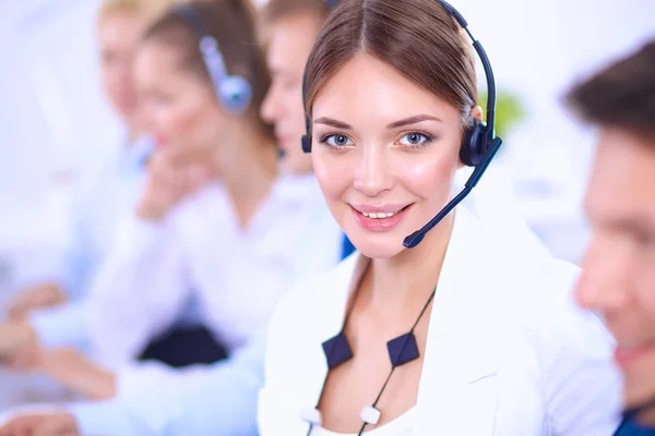 Atractivo Sonriendo jóvenes empresarios positivos y colegas en una oficina de call center —  Fotos de Stock