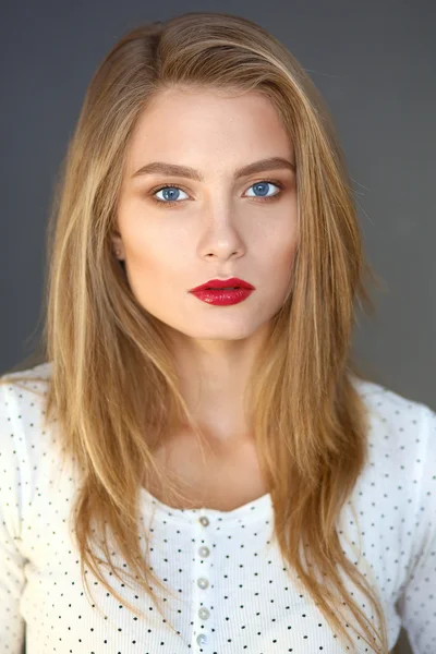 Porträtt av vacker ung kvinna. Isolerad på vit bakgrund — Stockfoto