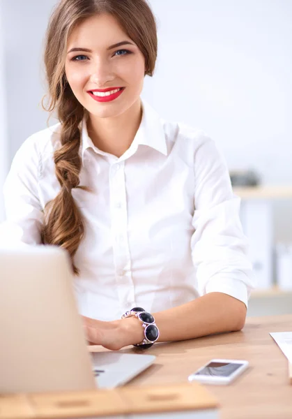 Jolie femme d'affaires assise sur le bureau dans le bureau — Photo