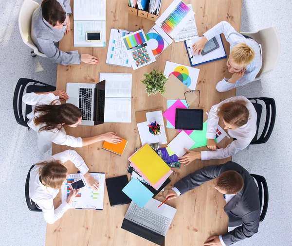 Uomini d'affari che siedono e discutono alla riunione di lavoro, in ufficio — Foto Stock