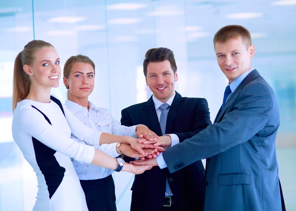 Uomini d'affari con le mani unite in cerchio — Foto Stock