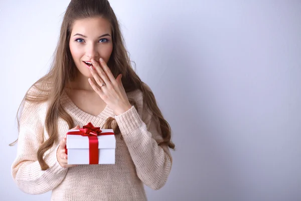 Junge Frau glücklich lächelnd Geschenkbox in den Händen halten — Stockfoto