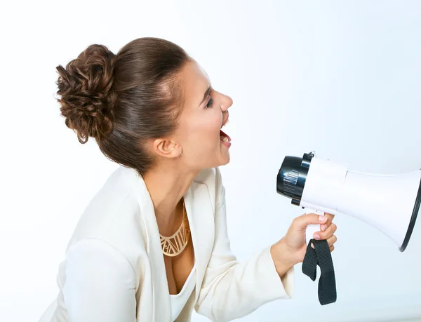 Zakelijke vrouw met megafoon schreeuwen en schreeuwen geïsoleerd op witte achtergrond — Stockfoto