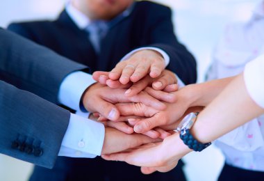 İş adamları kendi elleriyle birlikte bir daire içinde