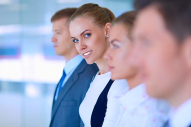 Başarılı iş takım ayakta Office gülümseyen