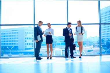 Başarılı iş takım ayakta Office gülümseyen