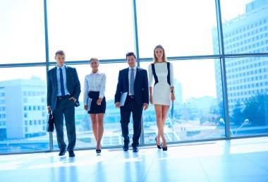 Başarılı iş takım ayakta Office gülümseyen
