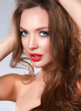 Güzel genç kadın portresi. Beyaz arka plan üzerinde izole