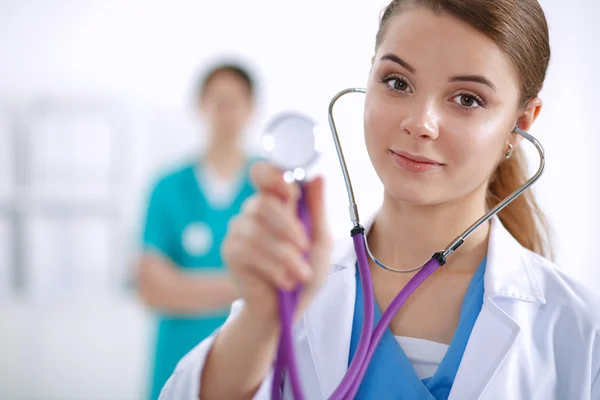 Ženský doktor se stetoskopem poslouchá — Stock fotografie