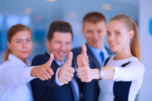 Glückliches Wirtschaftsteam zeigt Daumen hoch im Amt — Stockfoto