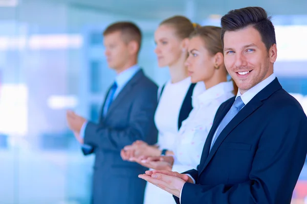 Glimlachende zakenmensen applaudisseren voor een goede presentatie op kantoor — Stockfoto