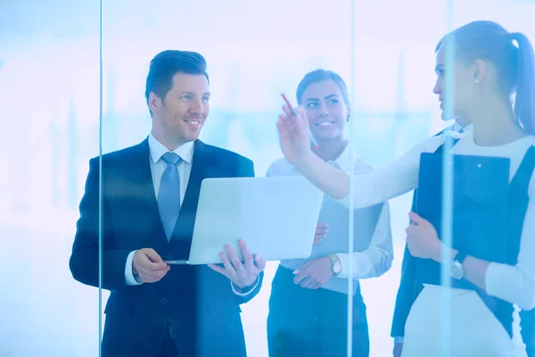 Grupp affärsmän gör presentation med bärbar dator under mötet — Stockfoto