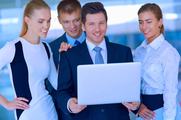 Groep zakenmensen doet presentatie met laptop tijdens vergadering — Stockfoto