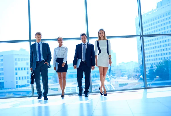 Sonriente equipo de negocios exitoso de pie en la oficina —  Fotos de Stock