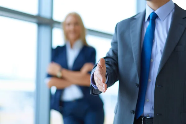 Joven hombre de negocios listo para apretón de manos de pie en la oficina — Foto de Stock