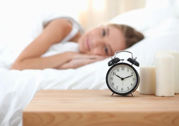 Giovane donna addormentata e sveglia in camera da letto a casa — Foto Stock