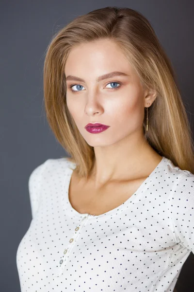 Retrato de una hermosa joven. Aislado sobre fondo blanco —  Fotos de Stock