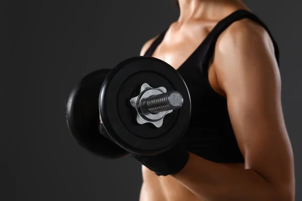 Athletic woman pumping up muscules with dumbbells — Stock Photo, Image