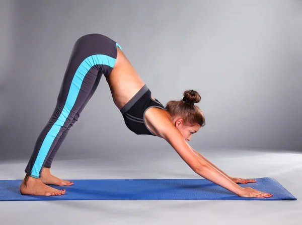 Retrato de chica deportiva haciendo ejercicio de estiramiento de yoga — Foto de Stock