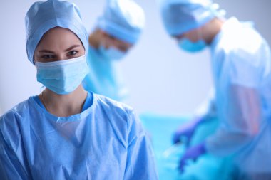 Ekip cerrahı ameliyathanede..