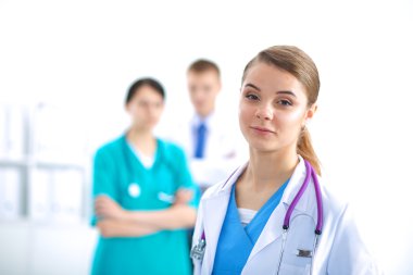 Tıp grubunun önünde çekici bir kadın doktor.