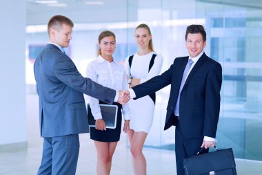 İki başarılı iş adamının el sıkışması.