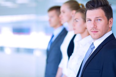 Başarılı iş takım ayakta Office gülümseyen