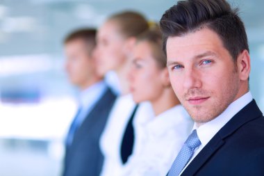 Başarılı iş takım ayakta Office gülümseyen