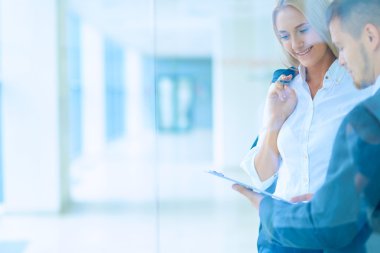 Başarılı iş takım ayakta Office gülümseyen