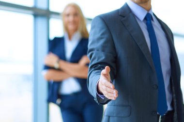 Genç işadamı office el sıkışması ayakta hazır