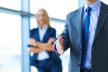 Genç işadamı office el sıkışması ayakta hazır