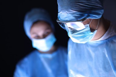 Ekip cerrahı ameliyathanede..