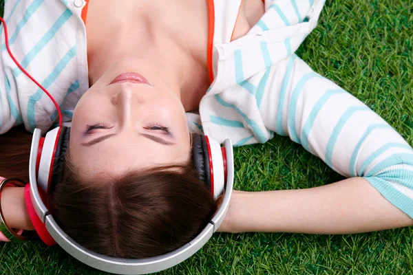 Vrouw die naar de muziek luistert — Stockfoto